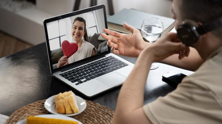 4 Cara Menjalani LDR Bagi Pasangan Physical Touch