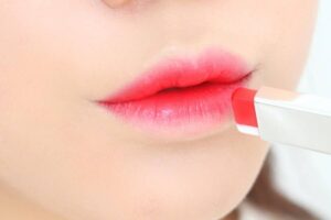 5 Kesalahan Pakai Lip Tint yang Bikin Hasil Kurang Natural