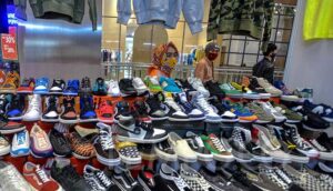 10 Merek Sneakers Pria Paling Populer di Tahun 2025