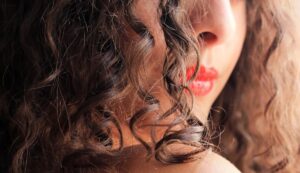 Inspirasi Poni Terbaik untuk Rambut Keriting
