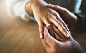 Hemat Beli Cincin Tunangan Tanpa Utang