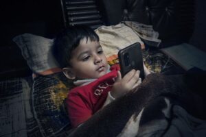 Menko PMK: Jangan Biarkan Anak Terus Scrolling HP!