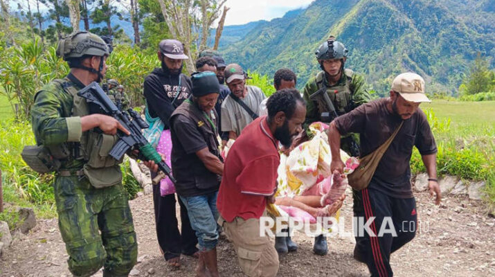 Jenazah KKB Diserahkan ke Distrik. Kapendam XVII Cenderawasih Kolonel Inf Chandra Kurniawan menginformasikan bahwa prajurit TNI menindak anggota kelompok kriminal bersenjata (KKB)