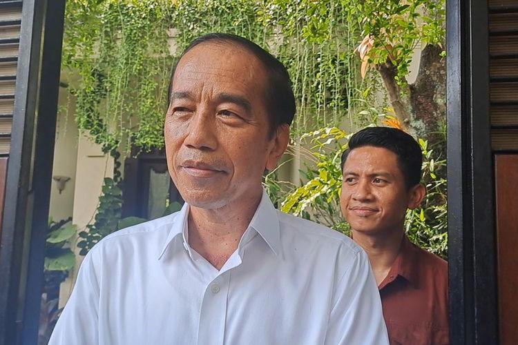 Dosen Pembimbing Skripsi Jokowi Juga Digugat. Kali ini, tidak hanya Universitas Gadjah Mada (UGM) yang menghadapi gugatan, tetapi dosen pembimbing akademik