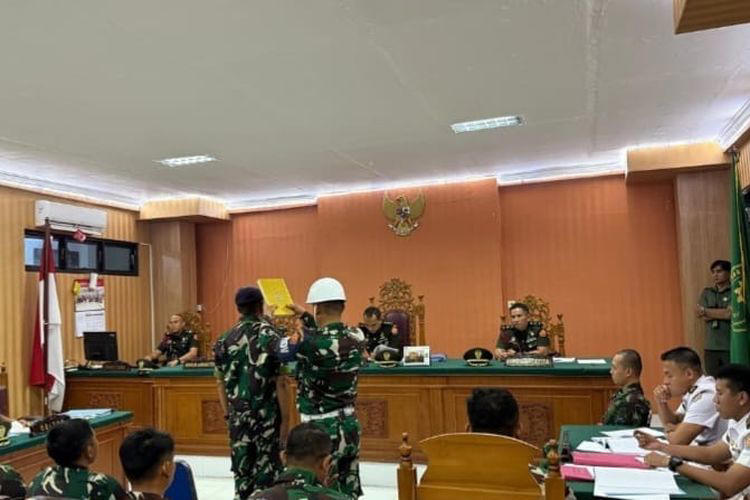 Tidak Mau Turun dari Mobil Oknum TNI AL Bunuh Sales Mobil Kelasi Dua Dede Irawan menjalani pemeriksaan sebagai terdakwa dalam sidang kasus p