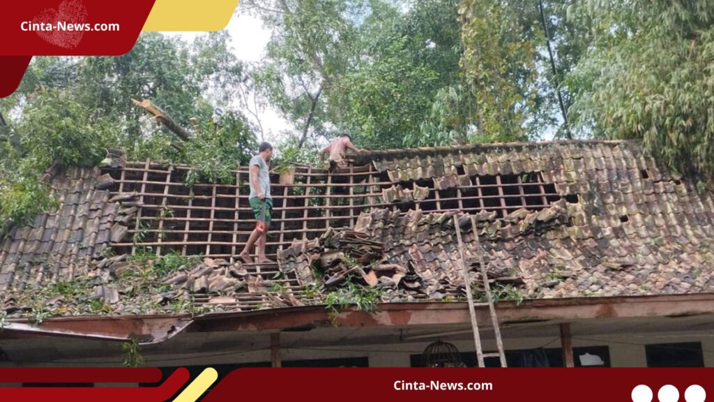 Hujan Deras dan Angin Puting Beliung Porak-Porandakan Puluhan Rumah di Bangkalan