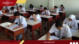 Pelajar SMAN 1 Cilacap Tetap Ujian Semester Meski Banjir Rob.