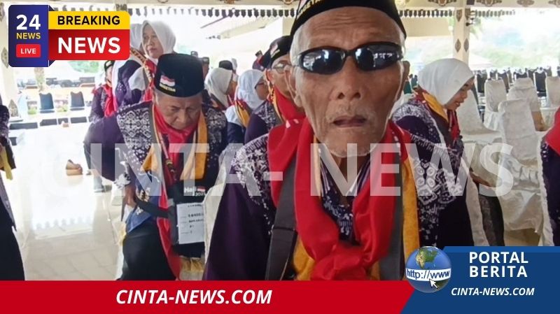 Dengan langkah yang masih lincah, Mbah Manan maju ke depan di antara ratusan jemaah haji