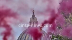 Asap Merah Muda di Roma Saat Konklaf: Simbol Protes Perempuan Katolik