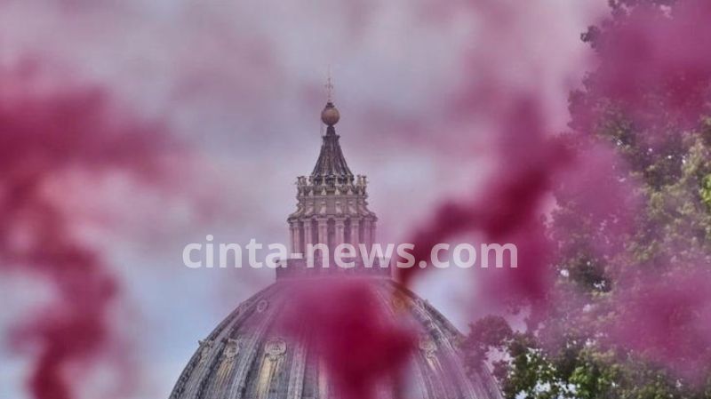 Asap merah muda di roma tiba-tiba muncul