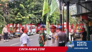 Polisi Copot 109 Bendera Ormas di Jakarta Pusat