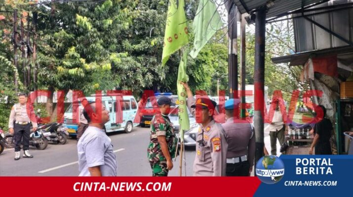 Polisi Copot 109 Bendera Ormas di Jakarta Pusat, Dominan di Sawah Besar, wilayah hukum Polres Metro Jakarta Pusat. Petugas menjalankan operasi ini untuk menertibkan