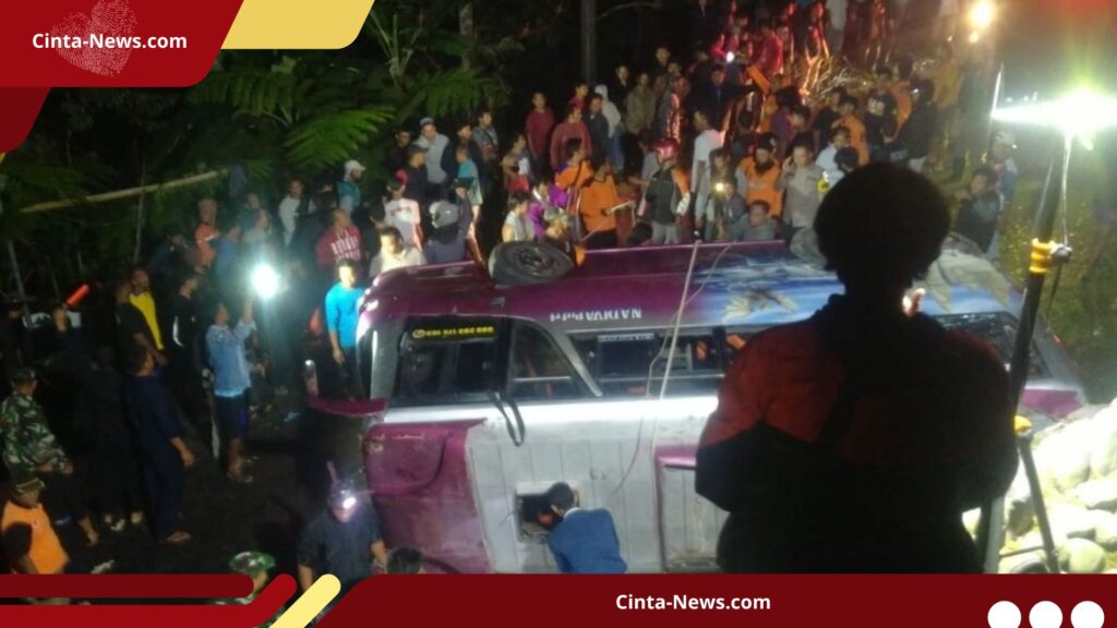 Cerita Saksi Mata Lihat Minibus Terguling di Karanganyar