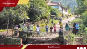 Jembatan Hanyut, Pasien Dirujuk Ke RS Dengan Rakit