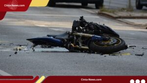 Kecelakaan di Simpang Lima: Motor Bonceng Tiga Tabrak Truk