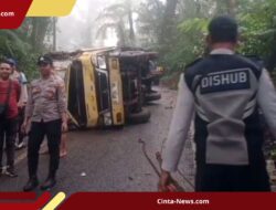 Ngeri! Truk Boks Terbalik di Jalur Kawah Ijen