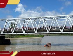 Ngeri! Pijakan Bambu Ambruk, 5 Pekerja Jembatan Tercebur ke Sungai