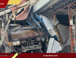 Ngeri! Truk Fuso Rem Blong Tabrak Traffic Light & 2 Rumah di Pematangsiantar!