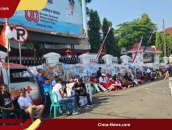 Gerbang Kantor Bupati Pati Dibanjiri Logistik! Massa Tuntut Sudewo Lengser!