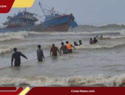 Kapal Nelayan Terseret Ombak di Pantai Tulungagung, 27 Kru Dievakuasi