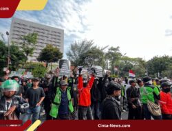 Surabaya Bergejolak! Aksi Solidaritas untuk Ojol yang Tewas Berubah Ricuh