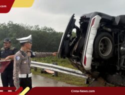 Fortuner Terguling di Tol Pekanbaru-Bangkinang, Diduga Akibat Melaju Kencang Saat Hujan Lebat