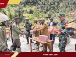 Tinjau Daerah Terdampak Banjir dan Longsor, Plt Bupati Nduga Pastikan Penyerahan Bantuan
