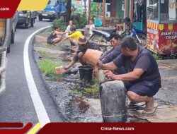 Truk Solar Terguling di Purworejo, Warga Ramai-ramai Menampung Bahan Bakar yang Tumpah