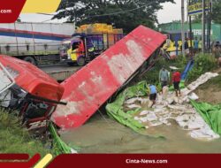 Diduga Ngantuk, Truk Tronton Bermuatan Pupuk Tercebur ke Sungai di Pati