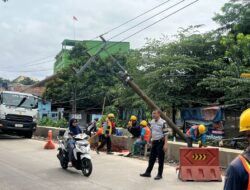Ruas Jalan Pitara Depok Macet Akibat Tiang Listrik Ambruk