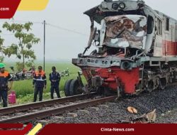 Usai Tabrak Truk Pengangkut Air, Lokomotif Kereta Menoreh Ringsek dan Anjlok