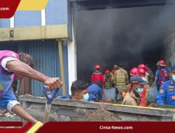 Damkar Tangsel Alami Iritasi Usai Padamkan Gudang Pestisida