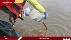 Tanggap Darurat Pencemaran, Pemkot Tangerang Tuangkan 1.500 Liter Ecoenzim ke Cisadane