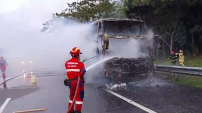 Bus terbakar di Tol Cipali
