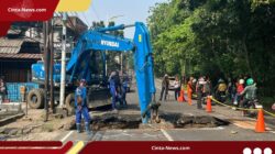 Jalan Lenteng Agung Jaksel Ambles,  Antrean Kendaraan Mengular