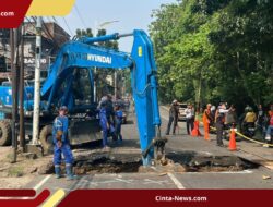 Jalan Lenteng Agung Jaksel Ambles,  Antrean Kendaraan Mengular