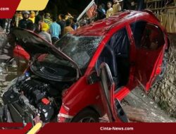Sopir Diduga Mabuk, Brio di Kupang Kehilangan Kendali hingga Tabrak Pembatas Jalan