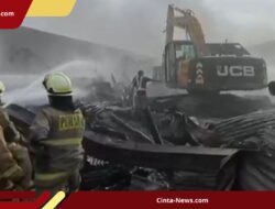 Api Bertahan 4 Hari di Gudang Plastik Jakbar, Air Tak Tembus Reruntuhan