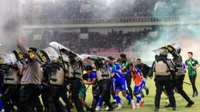 Ratusan Suporter Mengamuk usai Persipura Gagal Promosi