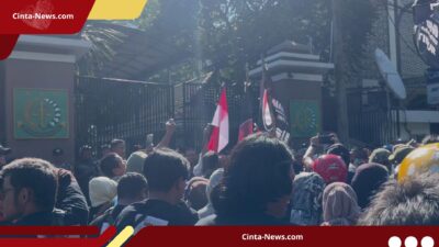 Ratusan Massa Demo di Kejati Jatim, Soroti Temuan Emas dan Uang Oknum Jampidsus