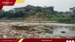 Debit Menurun, Kali Bekasi Kini Dipenuhi Sampah dan Bau Limbah Menyengat