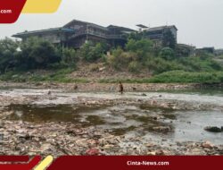 Debit Menurun, Kali Bekasi Kini Dipenuhi Sampah dan Bau Limbah Menyengat