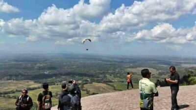 Kehadiran Wisata Paralayang Giri Sembung, Berkah bagi Pelaku Usaha Lokal