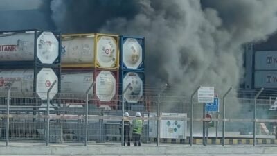 Kontainer Dangerous Goods Terbakar